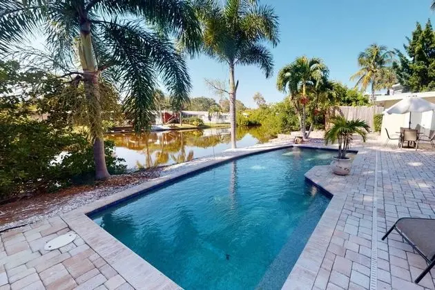 Ev (Peacock Bungalow - left)