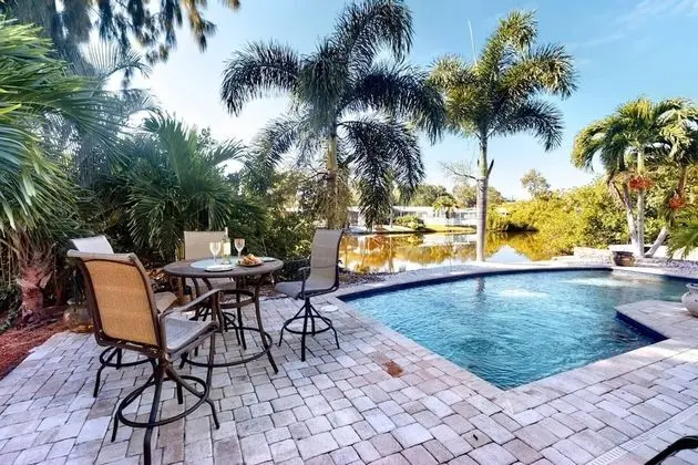 Ev (Peacock Bungalow - left)
