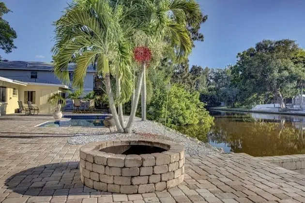 Ev (Peacock Bungalow - left)