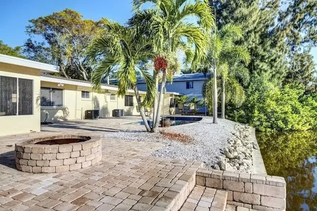 Ev (Peacock Bungalow - left)