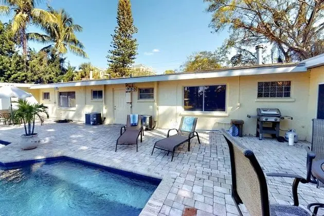Ev (Peacock Bungalow - left)