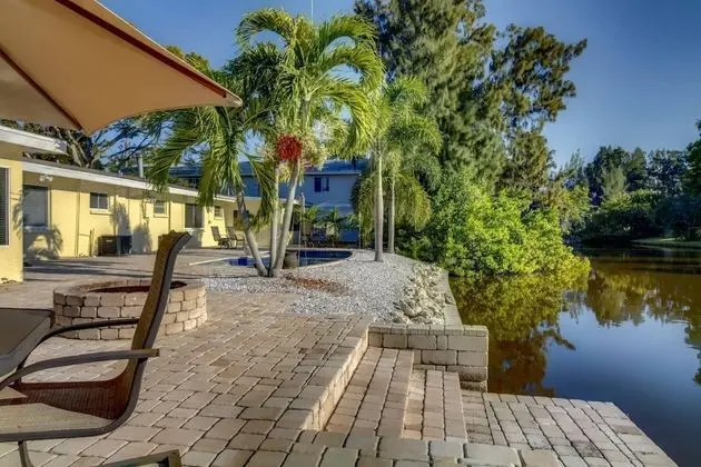 Bungalov (Peacock Bungalow  - right)