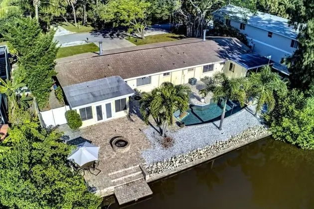 Bungalov (Peacock Bungalow  - right)