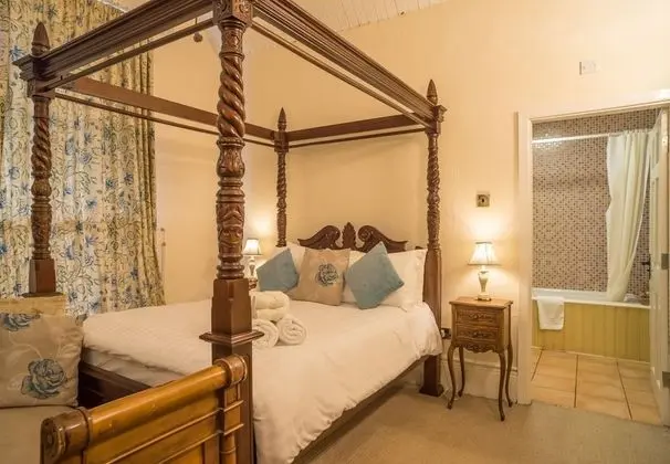 Tek Büyük Yataklı Oda (Four Poster)