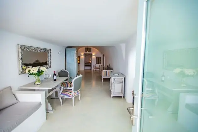 Honeymoon Cave Pool Suite, Caldera View