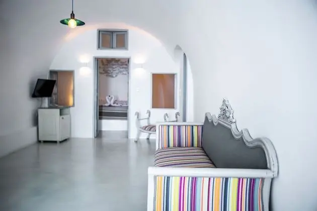 Honeymoon Cave Pool Suite, Caldera View