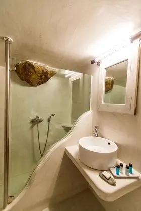 Honeymoon Cave Pool Suite, Caldera View