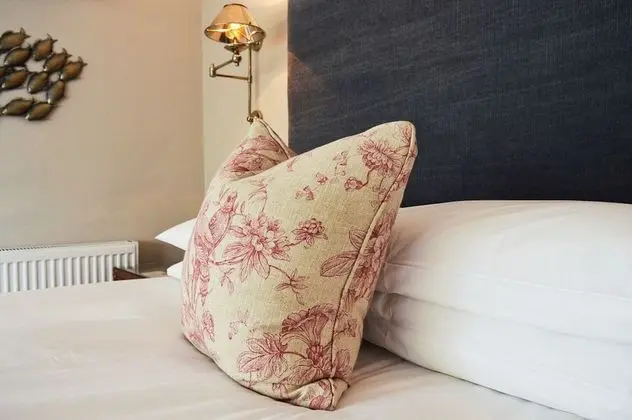 Tek Büyük veya İki Ayrı Yataklı Oda, Banyolu/Duşlu (Bath and Shower)
