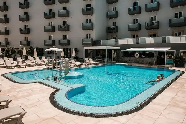 Standard Tek Büyük veya İki Ayrı Yataklı Oda, Balkon, Havuz Manzaralı