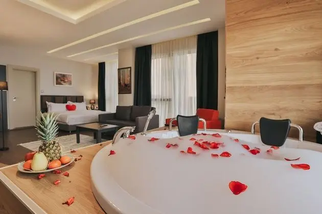 Akyazi Suite with Jacuzzi and Sea View