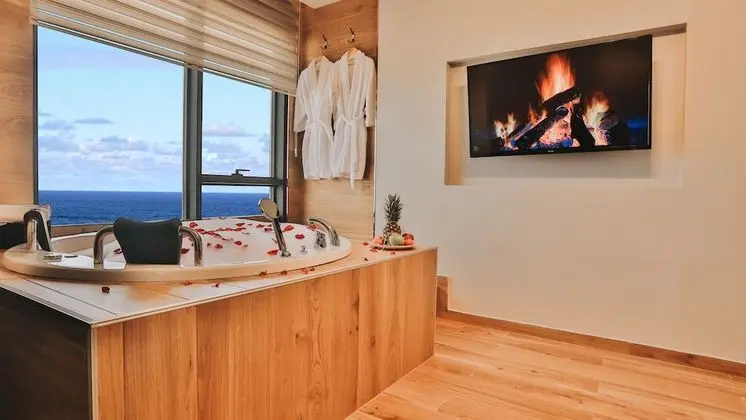 Akyazi Suite with Jacuzzi and Sea View