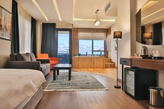 Akyazi Suite with Jacuzzi and Sea View