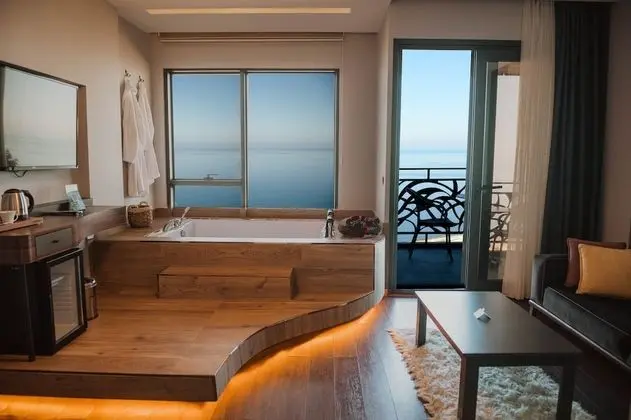 Black Sea Suite with Jacuzzi and Sea View