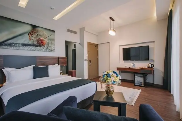 Deluxe Suite with Balcony and Sea view