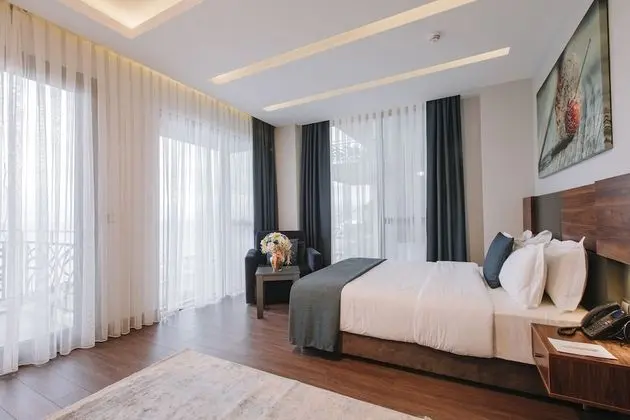 Deluxe Suite with Balcony and Sea view