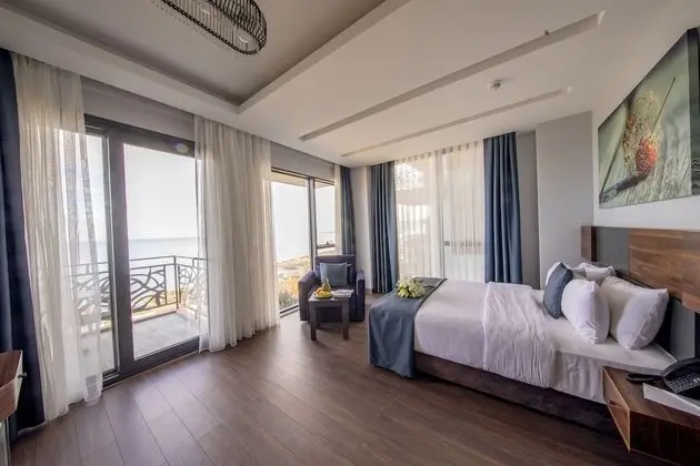 Deluxe Suite with Balcony and Sea view
