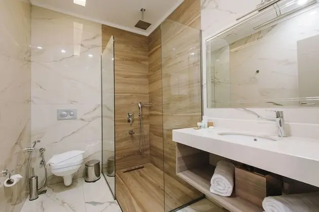 Deluxe Suite with Balcony and Sea view