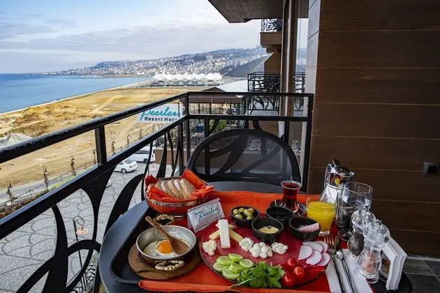 Deluxe Suite with Balcony and Sea view