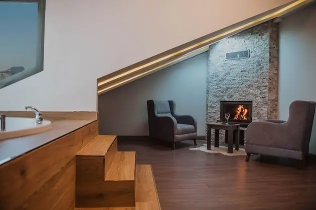 Trapezus Suite with Jacuzzi and fireplace