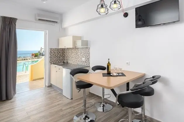 Üç Kişilik Oda, Deniz Manzaralı, Havuz Kenarı