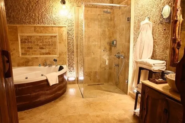 Honeymoon Suite
