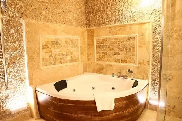 Honeymoon Suite