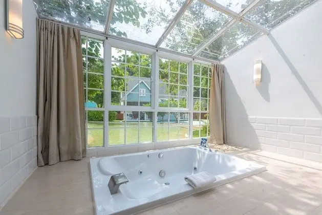 Deluxe Jacuzzi Villa