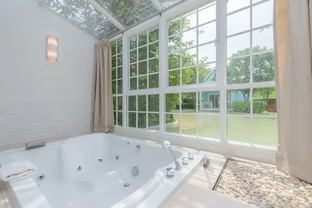Deluxe Jacuzzi Villa
