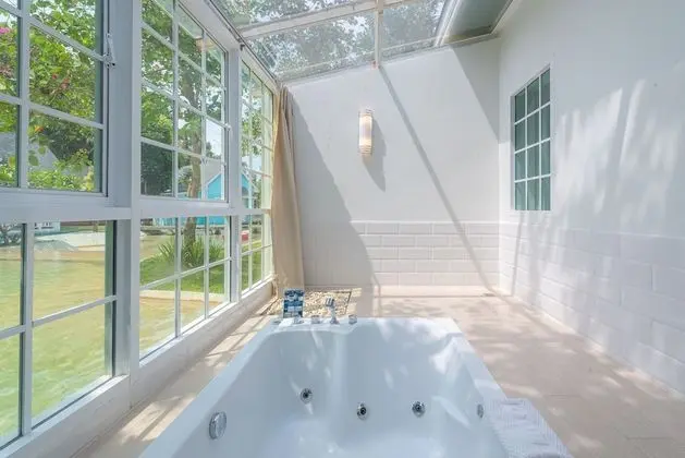 Deluxe Jacuzzi Villa
