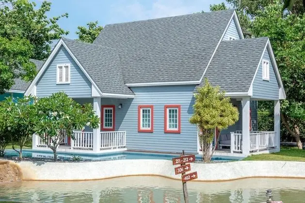 Deluxe Pool-Access