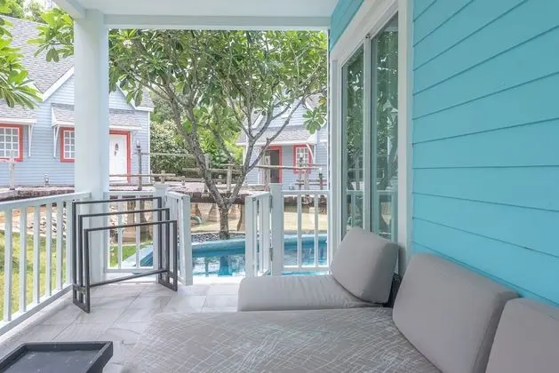 Deluxe Pool-Access