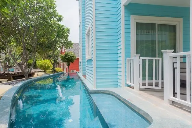 Deluxe Pool-Access