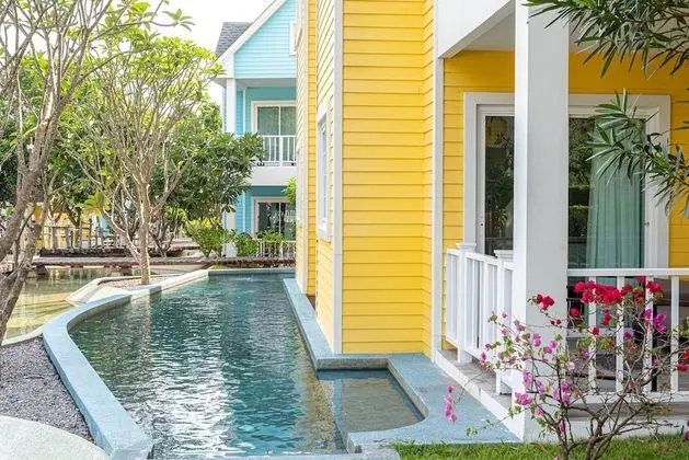 Deluxe Pool-Access