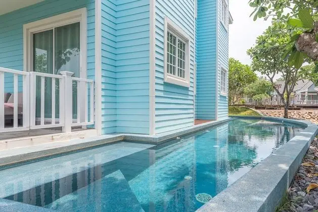Deluxe Pool-Access