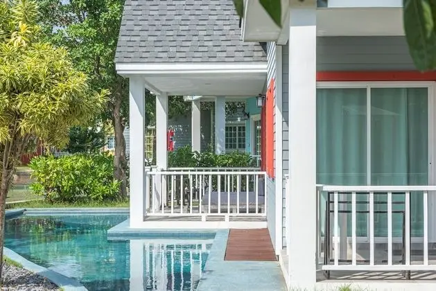 Deluxe Pool-Access