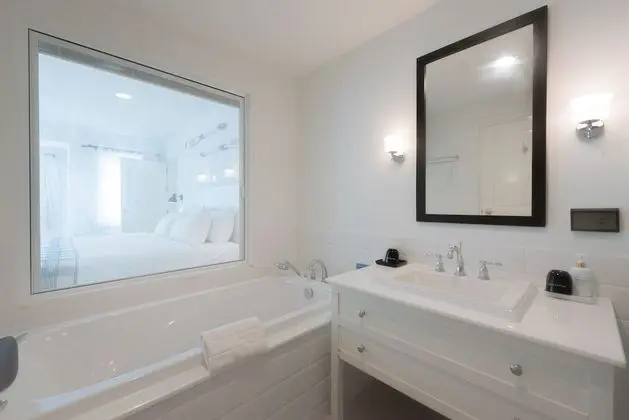 Deluxe Pool-Access