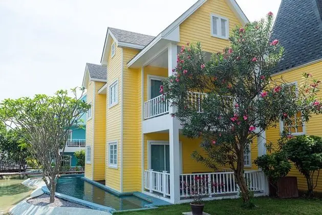 Deluxe Pool-Access