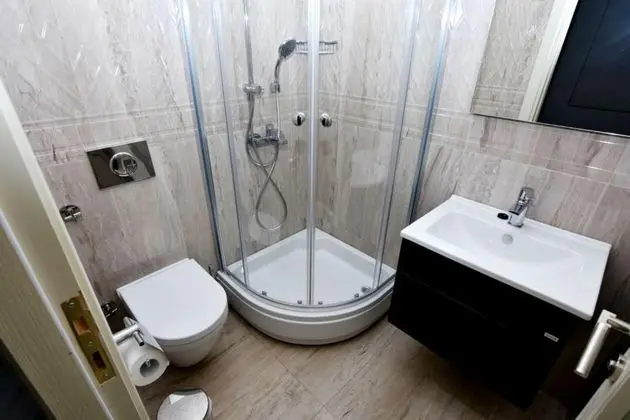 Triple, Bahçe Manzaralı