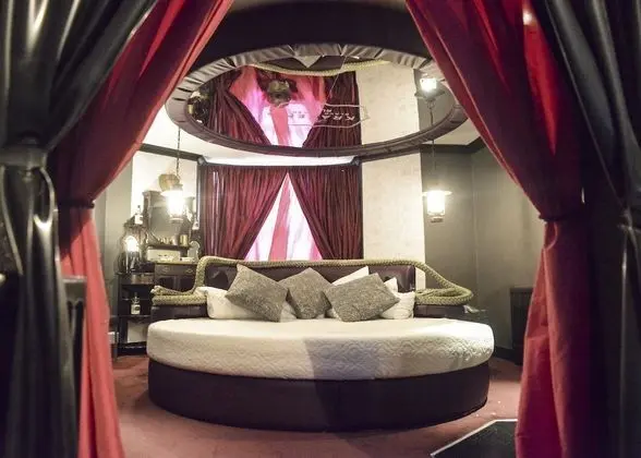 Lover's Lair Private Entrance