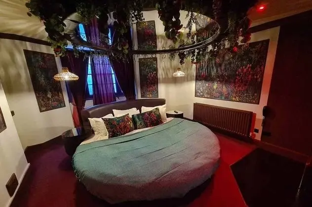 Lover's Lair Private Entrance