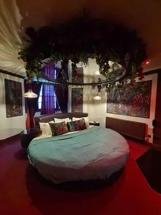 Lover's Lair Private Entrance