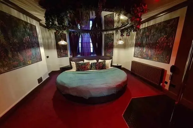 Lover's Lair Private Entrance