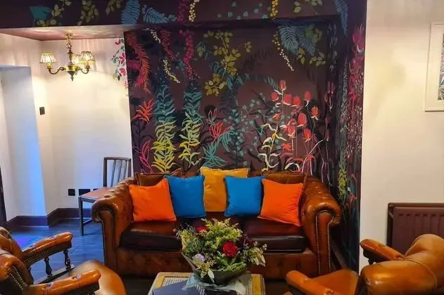 Lover's Lair Private Entrance