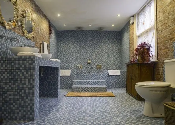 Lover's Lair Private Entrance