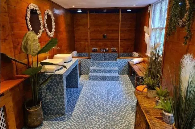 Lover's Lair Private Entrance
