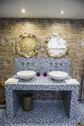 Lover's Lair Private Entrance
