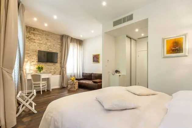 Deluxe Double Room (Extra Bed)-201