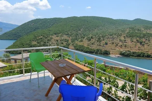 Üç Kişilik Oda, Balkon