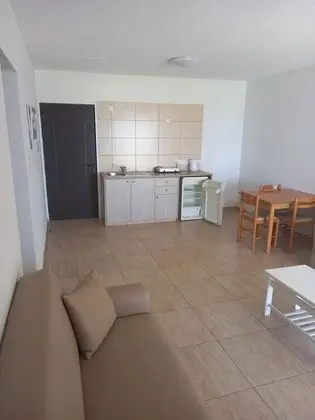 One Bedroom Apartment Inland View