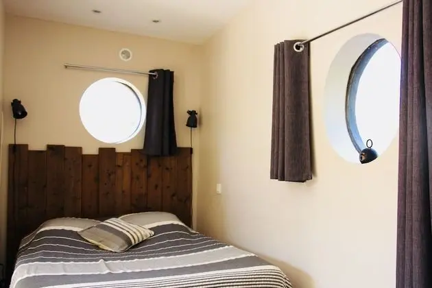 Üç Kişilik Oda, Deniz Üstü